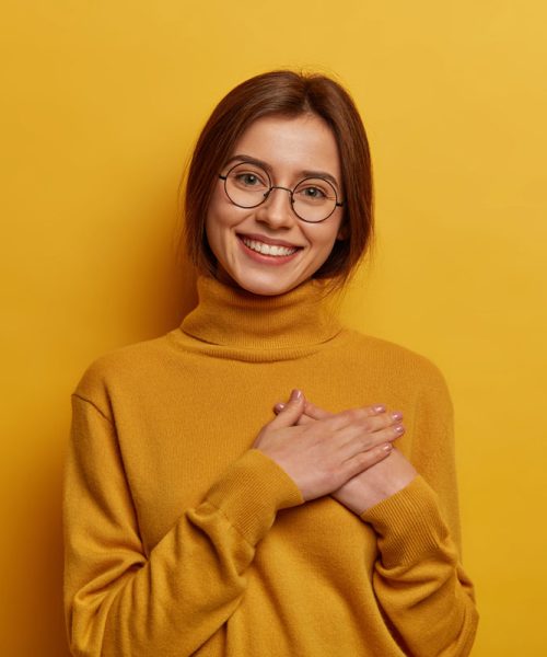ainda-bem-que-rapariga-europeia-se-sente-satisfeita-e-grata-agradecida-pelo-presente-maravilhoso-aperta-as-maos-no-peito-tem-um-sorriso-terno-e-agradavel1