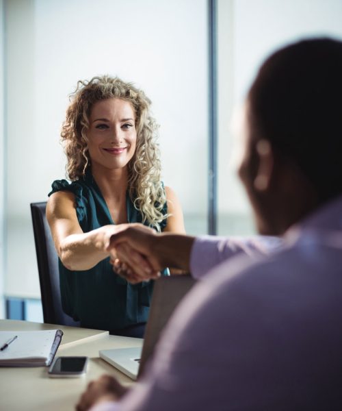 executivos-de-negocios-apertando-as-maos1