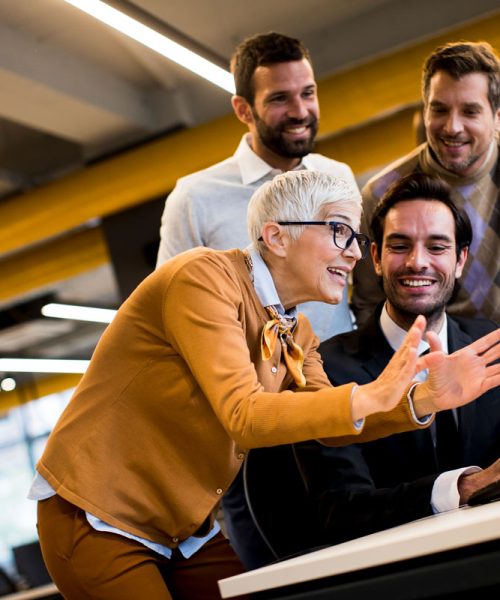 mulher-de-negocios-senior-e-jovens-empresarios-trabalham-em-um-escritorio1